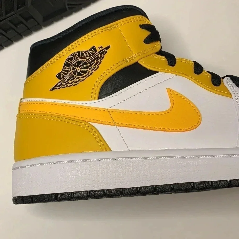 Nike Jordan 1 Mid Sneakers University Gold